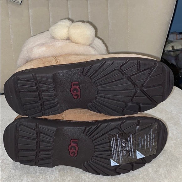 BEAUTIFUL BRAND NEW UGGS! - Picture 4 of 4